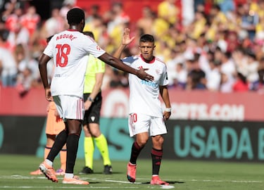 El ex jugador del Barcelona aprovecha la oportunidad y engañó a Szczesny disparando a la derecha del meta, quien se venció al lado contrario.