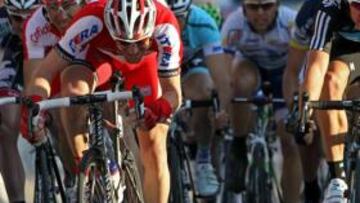 <b>AJUSTADO. </b>Menchov, cerca de las vallas, a punto estuvo de robarle la cartera a Rigoberto Urán.