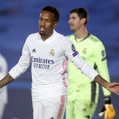 Militao se queda atrás