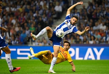 João Mário y João Félix en una acción del partido.