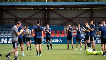 La plantilla aplaude a I&ntilde;igo P&eacute;rez en la sesi&oacute;n de ayer