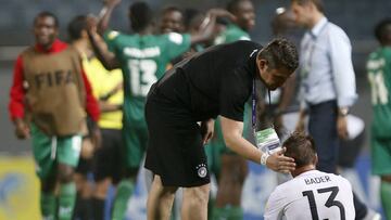 JE17 JEJONJU (COREA DEL SUR) 31/05/2017.- Un miembro del cuerpo técnico alemán consuela a su compatriota Matthias Bader tras la derrota a manos de Zambia por 4-3 en el partido de octavos de final de la Copa del Mundo de Fútbol Sub-20 en Jeju (Corea del Sur), hoy, 31 de mayo de 2017. EFE/Wallace Won
