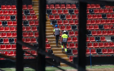 El temporada 25/26 el conjunto madrileño jugará en la Conference League. Por ello, una delegación de la UEFA ha inspeccionado el estadio de Vallecas. Los han revisado la grada, carpeta en mano, acompañados por diferentes empleados del club rayista. Según la norma, el campo debe pertenecer a la categoría 4 y el mayor inconveniente para conseguirlo son las las dimensiones del terreno de juego.