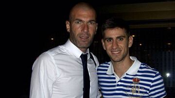 Ojeda posa junto a Zidane. 