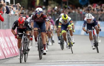 Caleb Ewan consiguió su segundo triunfo en este Giro después de tapar el ataque de Gaviria y de rematar con autoridad al resto de sus rivales.