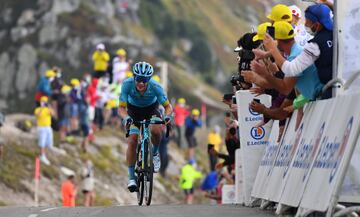 Miguel Ángel López en los últimos metros antes de la meta de la decimoséptima etapa del Tour de Francia 