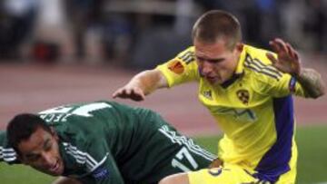 El jugador del Panathinaikos Zeca lucha por el bal&oacute;n contra Martin Milec, del Maribor.