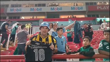 Federico Viñas regaló su jersey de León a fan de Peñarol