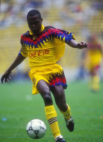 21 de abril de 1996, cuartos de final de la temporada 1995-1996.
En el tiempo de compensación, todo el equipo del Cruz Azul subió a buscar empatar... Kalusha recupera el balón y va solo hacia un vacío arco rival... "solo, solo, solo" se recuerda de la narración de Enrique Bermúdez... el balón ¡al poste!.