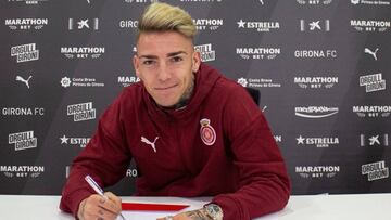 Brandon Thomas firmando su contrato con el Girona.