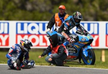 La carrera de Moto3 tuvo que se suspendida tras una caída múltiple en la sexta vuelta en la que McPhee y Bastianini terminaron atropellados.