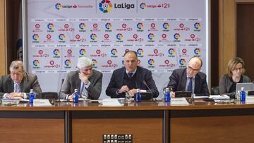 Javier Tebas, en el centro, durante la Asamblea General Extraordinaria de LaLiga que ha celebrado hoy en Madrid. 