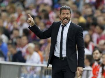 El entrenador del Atlético de Madrid, Diego Simeone, da instrucciones a sus jugadores durante el partido de la segunda jornada de la fase de grupos de la Liga de Campeones que Atlético de Madrid y Juventus disputan esta noche en el estadio Vicente Calderón, en Madrid. 