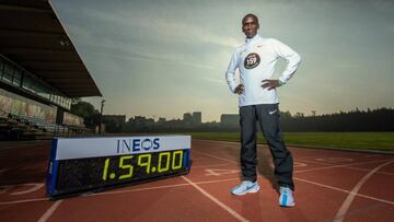 Eliud Kipchoge posa con un cron&oacute;metro en la presentaci&oacute;n del INEOS 1:59 Challenge.