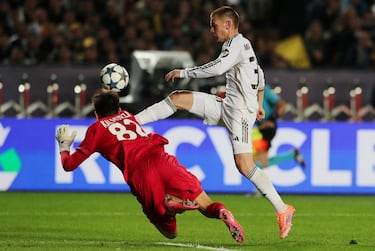 Salida en falso del portero Serkhan Kalmurza ante la llegada de Franco Mastantunono y se lleva por delante al jugador argentino.