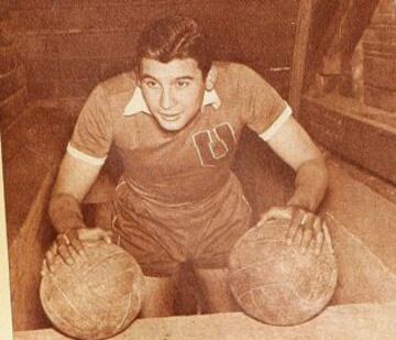 Carlos Campos marc&oacute; 12 goles en la campa&ntilde;a de Universidad de Chile en 1959, pero no pudo marcarle a Colo Colo en la final.