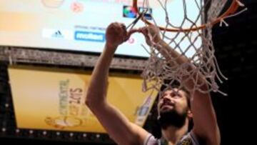 Sergio Llull corta una de las redes de las canastas del Gimnasio Ibirapuera.