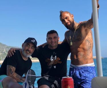 Uno de los escuderos de Arturo Vidal saca la voz: “Él se ríe de las críticas; es el mejor de la historia”