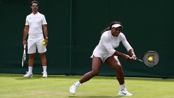 Serena Williams con su entrenador Patrick Mouratoglou durante un entrenamiento de cara a Wimbledon.
