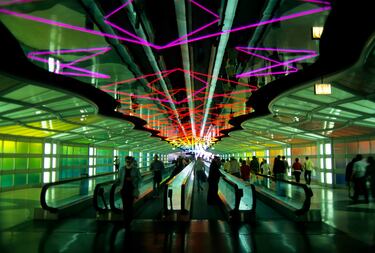 Fue un proyecto del arquitecto Helmut Jahn y destaca por una pasarela de casi 300 metros de largo conocida como Sky's the Limit que fue diseñada en 1987 por el artista Michael Hayden y consiste un impresionante túnel peatonal con una instalación de neón de colores brillantes.