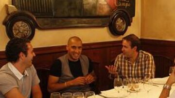 <b>A GUSTO. </b>Ariel Nahuelpan entre Alfredo Matilla y Roberto González y ante la atenta mirada de Jaime del Olmo y Paco Rado antes de la cena.