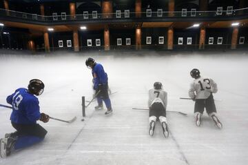 Miembros de la selección de Malasia de hockey sobre hielo entrenando para el torneo de hockey sobre hielo en países del sudeste asiático que se disputa en Kuala Lumpur.