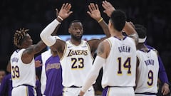 Los &Aacute;ngeles Lakers celebran una canasta durante el partido de la NBA ante los Atlanta Hawks