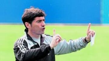 <b>VAMOS A PRIMERA. </b>Marcelino da instrucciones en la sesión de ayer. El objetivo está claro: a Primera.
