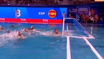 El portero español intenta detener el último lanzamiento de Italia.