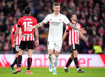 0-2. Toni Kroos celebra el segundo tanto que marca en el minuto 89.