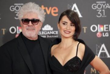 MADRID, 04/02/2017.- El realizador Pedro Almodóvar y la actriz Penélope Cruz, posan a su llegada a la gala de la XXXI edición de los Premios Goya del cine español que se celebra en el Marriott Auditorium Hotel, en Madrid. EFE/JuanJo Martín