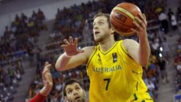 GR01. GRANADA. 17/07/2012.- El jugador de la selección australiana Joe Ingles (d) penetra a canasta ante Pau Gasol (i) y Felipe Reyes, de la selección española, durante el encuentro amistoso, preparatorio para los Juegos Olímpicos de Londres, que las dos selecciones juegan esta noche en Granada. EFE/ Jesus Ochando