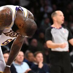 Lakers booed on another embarrassing loss