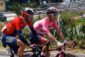 El ciclista italiano Vincenzo Nibali conversa durante la etapa de hoy con el actual líder de la ronda italiana Valerio Conti.  