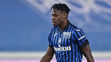 Duván Zapata durante un partido con Atalanta.