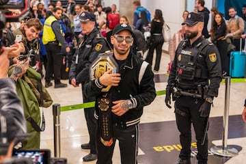 Ilia Topuria, recientemente proclamado campeón del peso pluma de la UFC, llega al Aeropuerto Adolfo Suárez Madrid-Barajas.