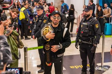 Ilia Topuria, recientemente proclamado campeón del peso pluma de la UFC, llega al Aeropuerto Adolfo Suárez Madrid-Barajas.