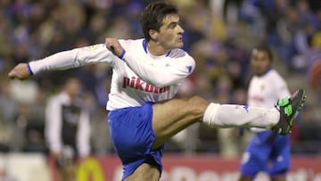 El 'Toro' Acuña chuta hacia la portería en un partido entre el Real Zaragoza y el Real Madrid.