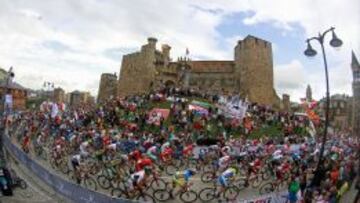 PONFERRADA 2014. El pelot&oacute;n del Mundial pas&oacute; por la animada zona del Castillo de los Templarios en 14 ocasiones durante la prueba de fondo en carretera.
 