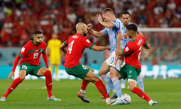 El jugador español Dani Olmo controla el balón rodeado de jugadores marroquís. 
