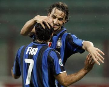 Figo celebra junto a Zlatan Ibrahimovic un gol conseguido por el sueco a la Sampdoria.