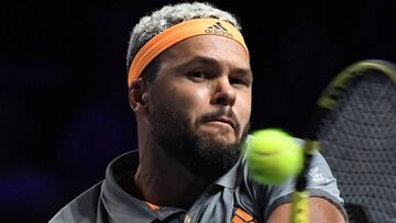 Jo-Wilfried Tsonga devuelve una bola ante Aljaz Bedene durante la final del Moselle Open de Metz 2019.