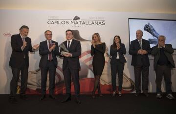 El premiado Ángel Silvelo junto a José Guirao, Ministro de Cultura y Deporte y los miembros del jurado (Fernando Schwartz, Marta Robles, Aintzane Encinas, Vicente del Bosque y Juan Cruz).