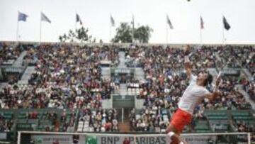 Rafa Nadal saca en su partido ante Martin Klizan en Roland Garros. 