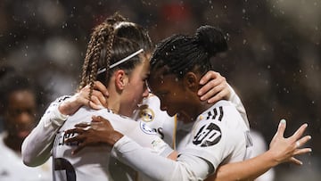 PARIS (France), 12/02/2026.- Athenea del Castillo (L) of Real Madrid celebrates with her teammate Linda Caicedo (R) after scoring a goal during the Women's Champions League knockout phase play-offs first leg match between Paris FC and Real Madrid in Paris, France, 11 February 2026. (Liga de Campeones, Francia) EFE/EPA/MOHAMMED BADRA