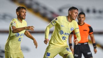 Jugadores del América festejan un gol en contra del Querétaro.