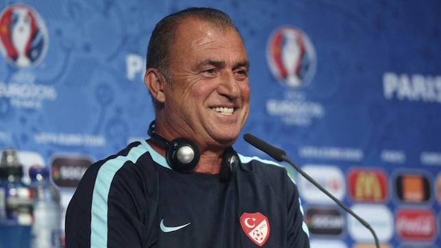 Fatih Terim se acerca a la selección checa