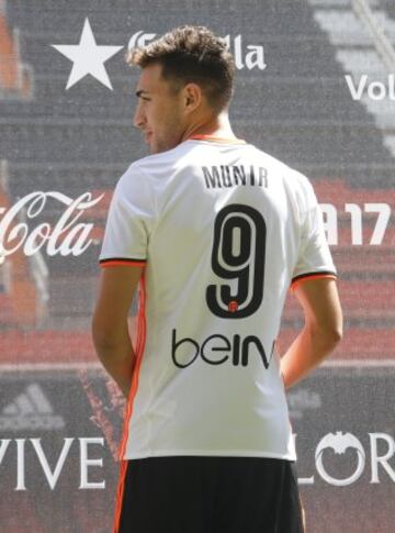 Munir unveiled at La Mestalla: in images