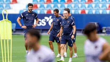 Calero durante un entrenamiento con el Levante.