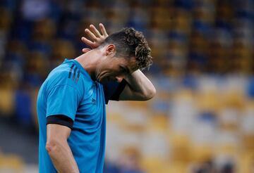 Los niños irrumpen en el entreno del Madrid en Kiev